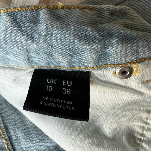 Pretty Little Thing distressed denim shorts - Picture 3 of 5